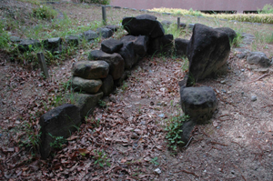 下司1号墳（左）と6号墳（右）の石室
